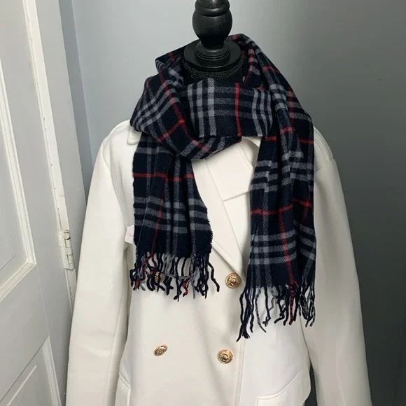 Authentic Burberrys (vintage) black plaid scarf - Picture 4 of 17